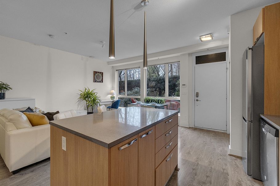 103 735 W 15th Street North Vancouver, BC - 2