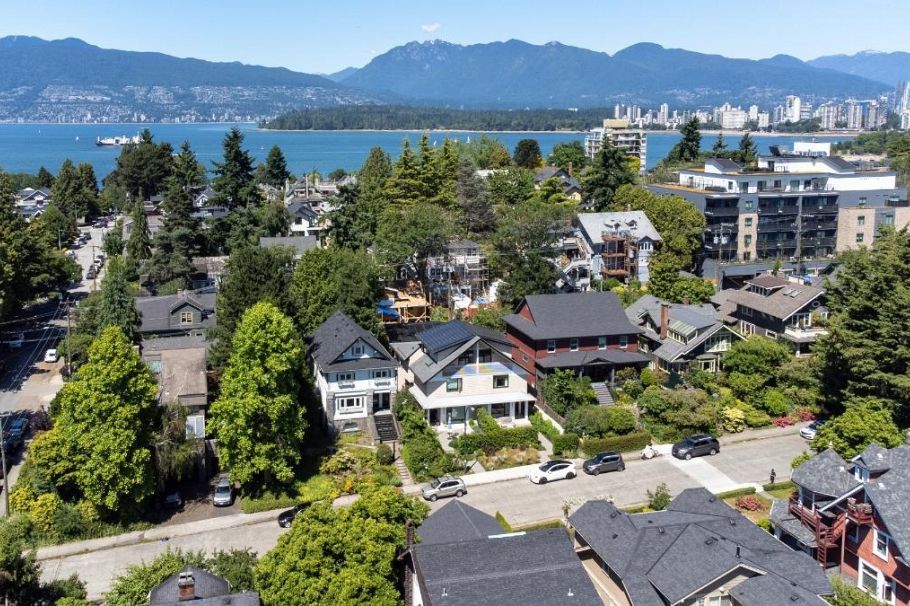 2575 W 3rd Avenue Vancouver, BC - 1