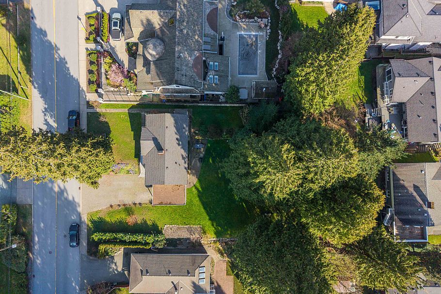 551 E Osborne Road North Vancouver, BC - 2