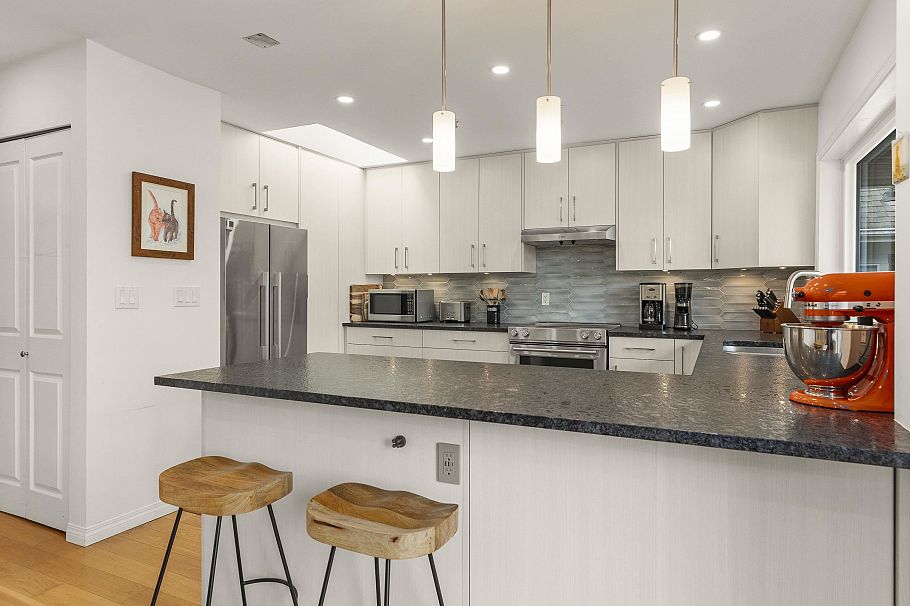 1815 W 14th Avenue Vancouver, BC - 9