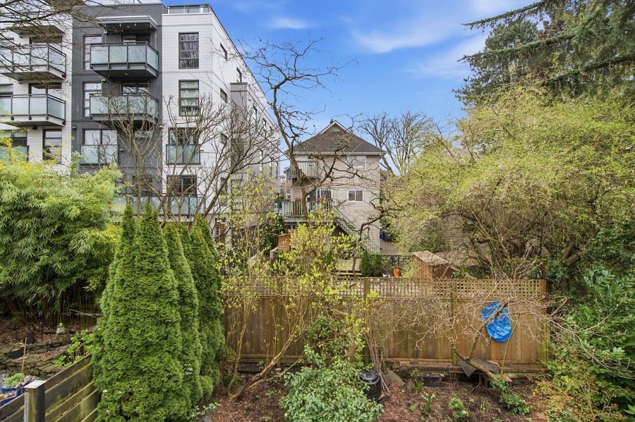 1530 Kitchener Street Vancouver, BC - 30