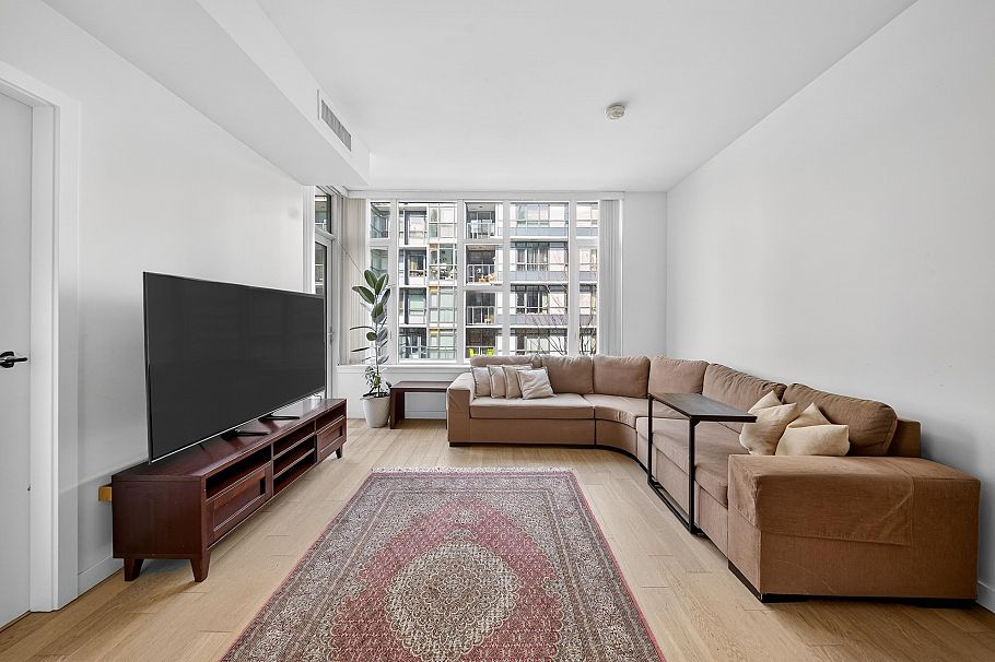 301 2565 Maple Street Vancouver, BC - 1