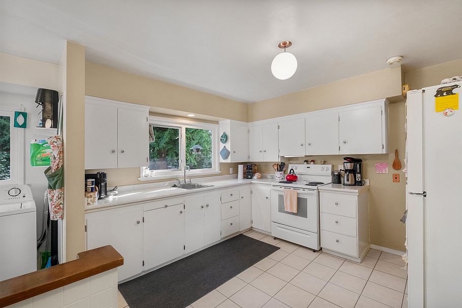 551 E Osborne Road North Vancouver, BC - 9