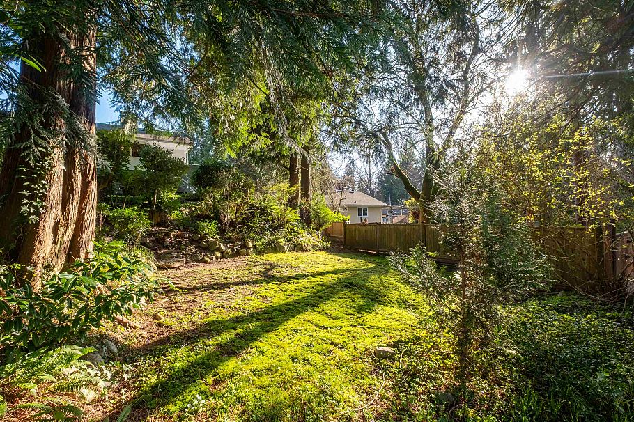 551 E Osborne Road North Vancouver, BC - 17