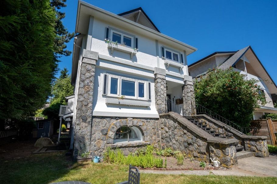 2575 W 3rd Avenue Vancouver, BC - 2