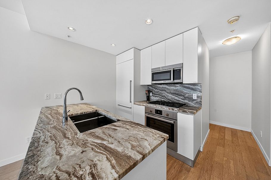 301 2565 Maple Street Vancouver, BC - 4