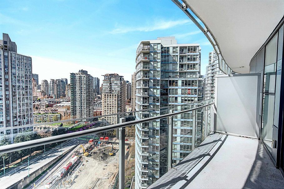 2004 89 Nelson Street Vancouver, BC - 25