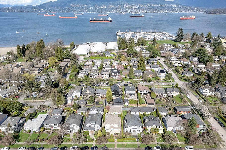 3837 W 3rd Avenue Vancouver, BC - 32