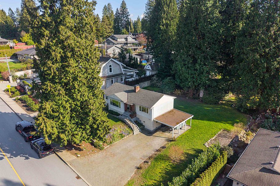 551 E Osborne Road North Vancouver, BC - 1