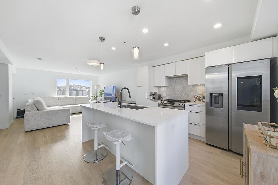 356 555 E 2nd Street North Vancouver, BC - 2