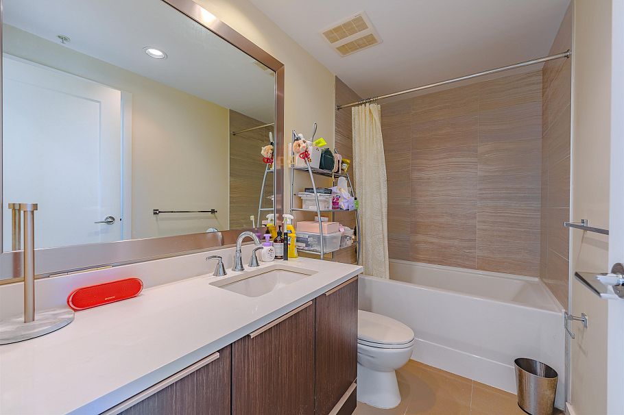 PH 1705 8677 Capstan Way Richmond, BC - 34