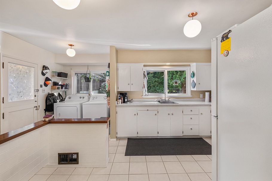 551 E Osborne Road North Vancouver, BC - 11