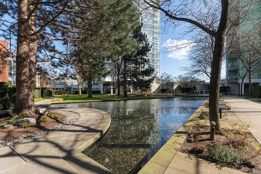 1605 193 Aquarius Mews Vancouver, BC - 33