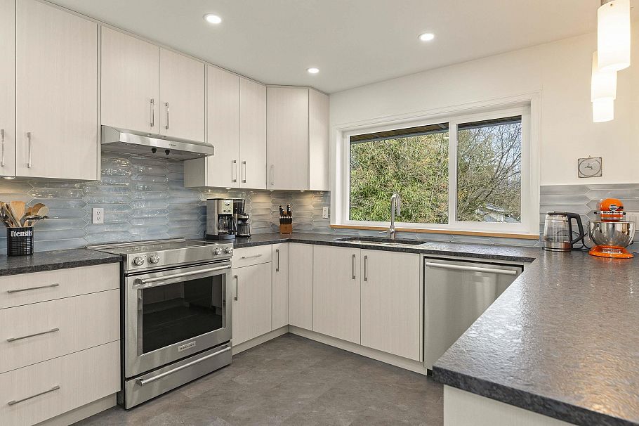 1815 W 14th Avenue Vancouver, BC - 11