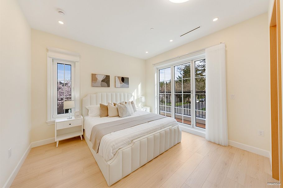 1 4503 W 15th Avenue Vancouver, BC - 5