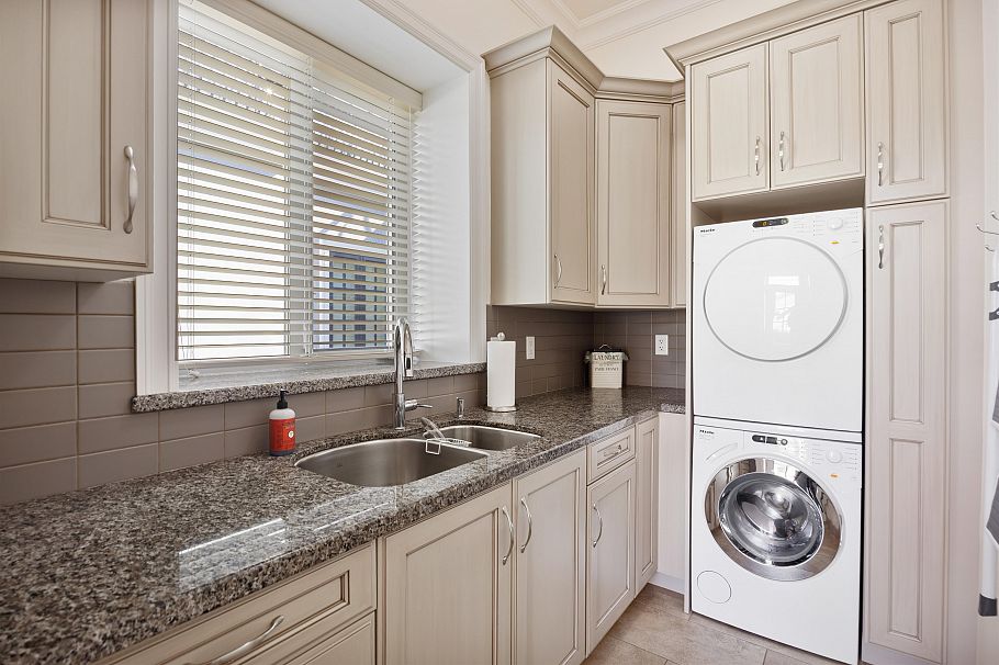 3837 W 3rd Avenue Vancouver, BC - 11