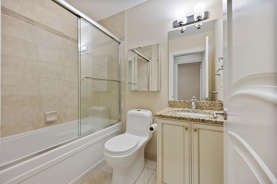 3837 W 3rd Avenue Vancouver, BC - 38