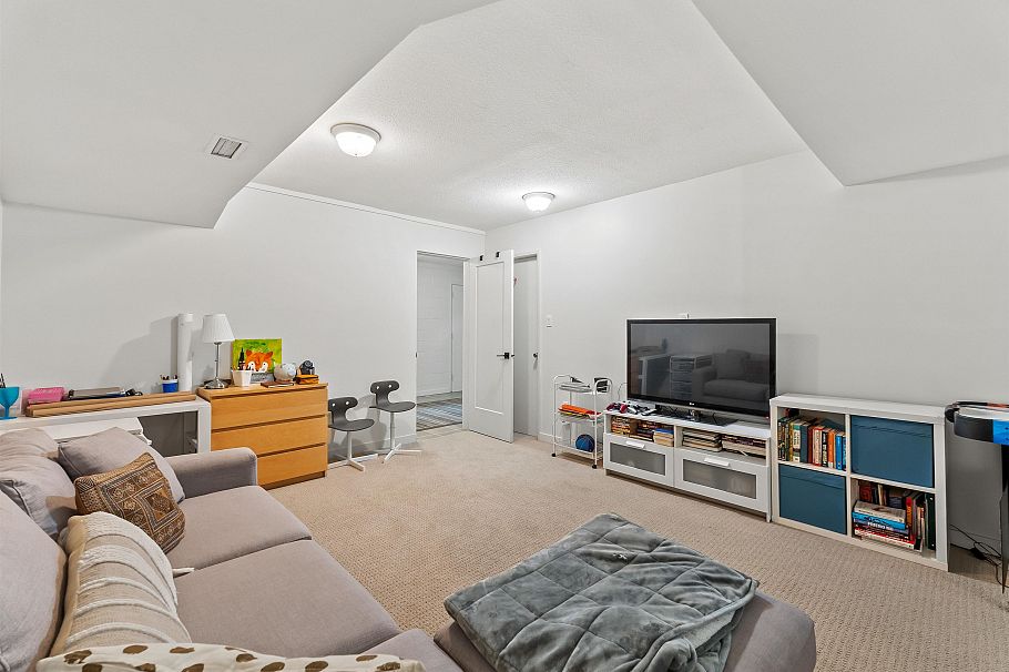 8 Halss Crescent Vancouver, BC - 16