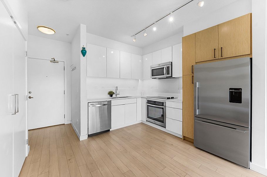 211 1621 Hamilton Avenue North Vancouver, BC - 28