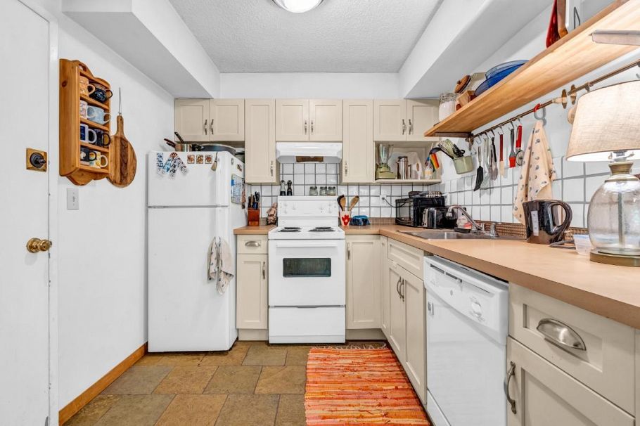 2575 W 3rd Avenue Vancouver, BC - 14