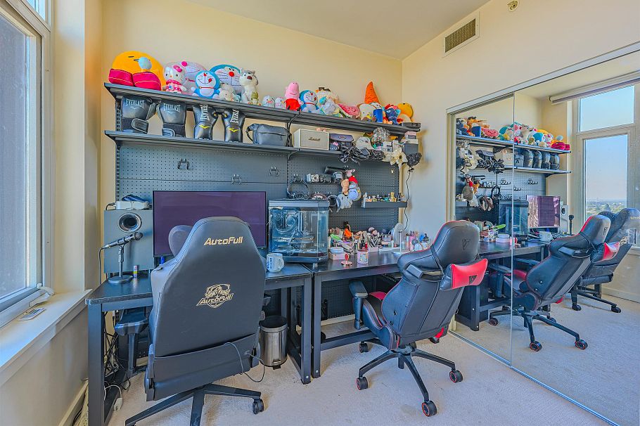 PH 1705 8677 Capstan Way Richmond, BC - 32