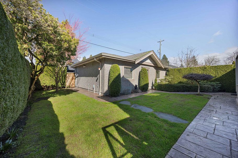 3837 W 3rd Avenue Vancouver, BC - 29