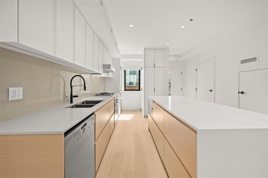 32 530 W 28th Avenue Vancouver, BC - 2