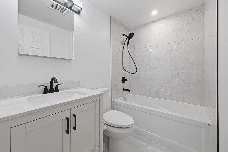 204 1550 Fell Avenue North Vancouver, BC - 19