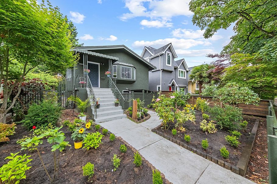 3099 W 6th Avenue Vancouver, BC - 2