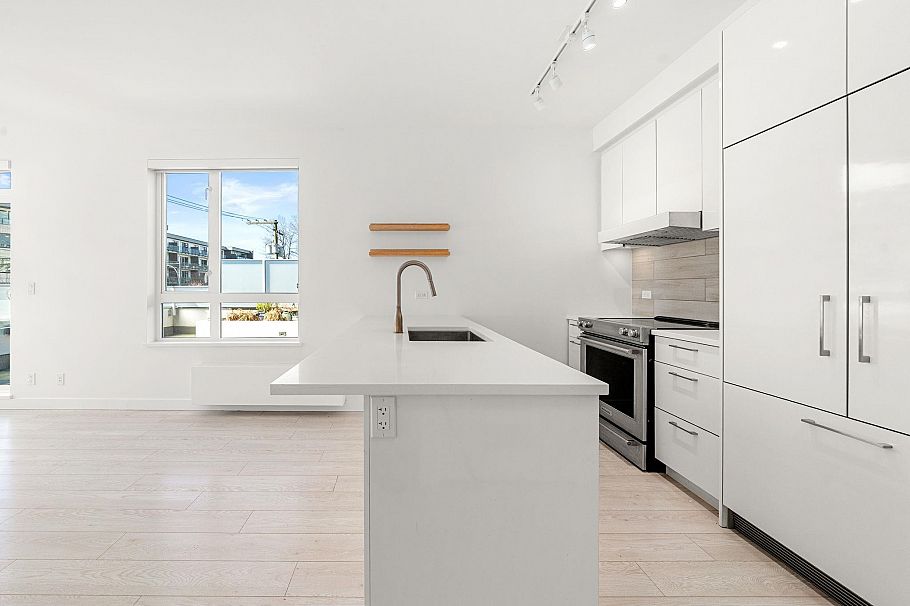 208 711 W 14th Street North Vancouver, BC - 9