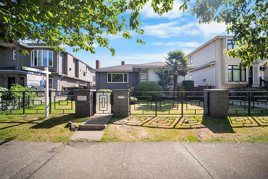 6978 Mckinnon Street Vancouver, BC - 1