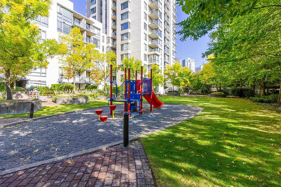 305 3588 Crowley Drive Vancouver, BC - 22