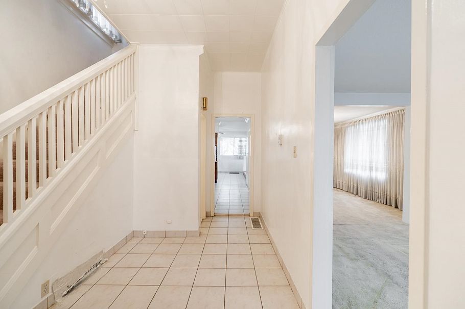 2604 E 19th Avenue Vancouver, BC - 3