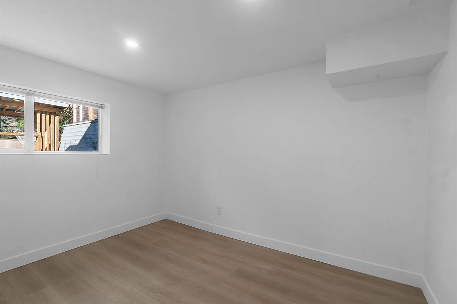 3837 Sunnycrest Drive North Vancouver, BC - 35