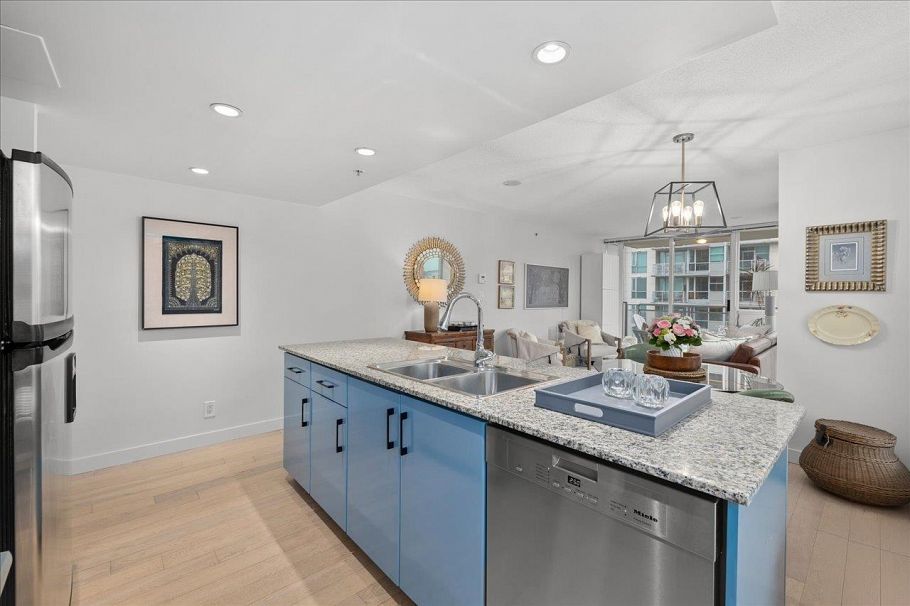 708 188 E Esplanade North Vancouver, BC - 13