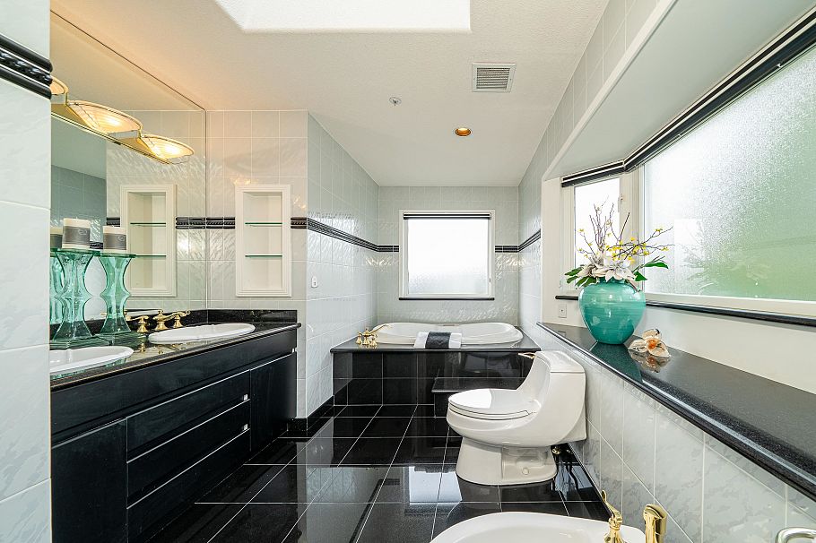 4255 W 15th Avenue Vancouver, BC - 23