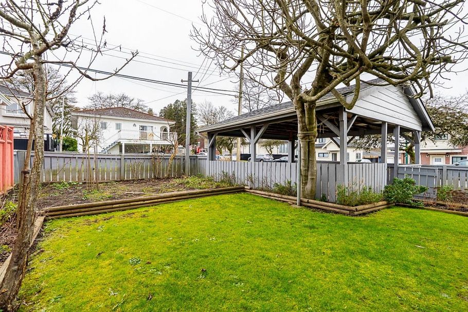 2604 E 19th Avenue Vancouver, BC - 32