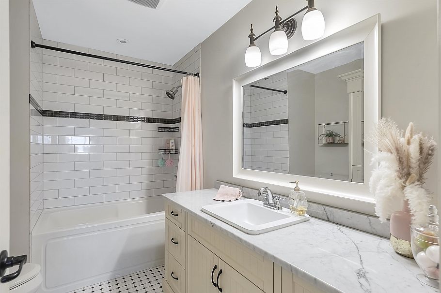 518 E 16th Street North Vancouver, BC - 24