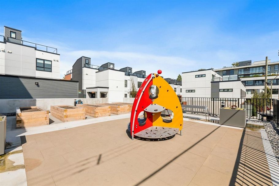 32 530 W 28th Avenue Vancouver, BC - 5