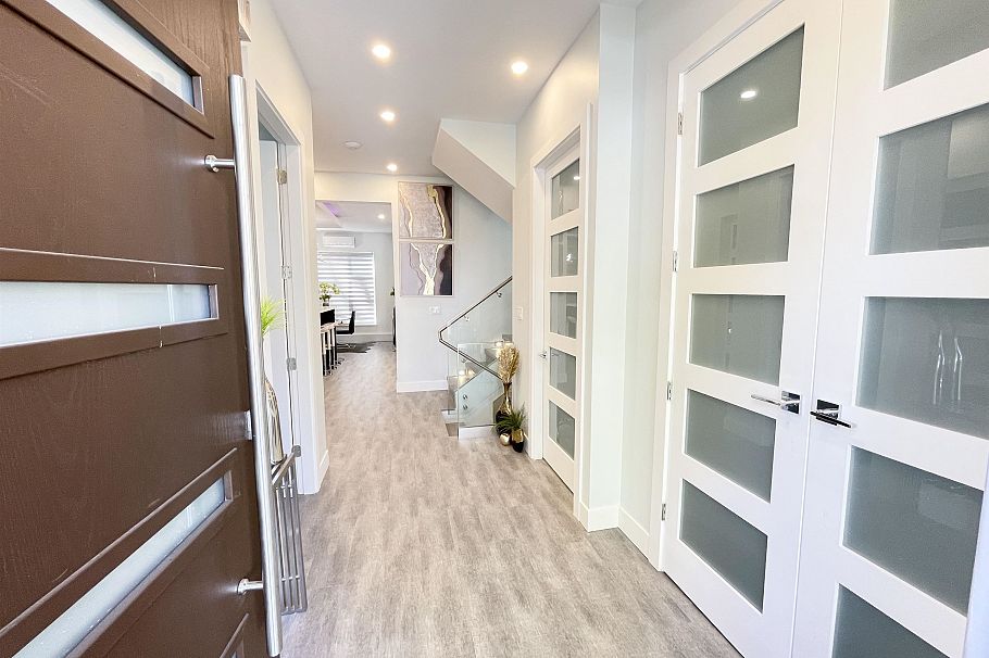 2460 E 19th Avenue Vancouver, BC - 4