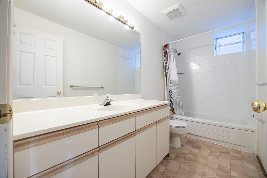 2063 W 47th Avenue Vancouver, BC - 33