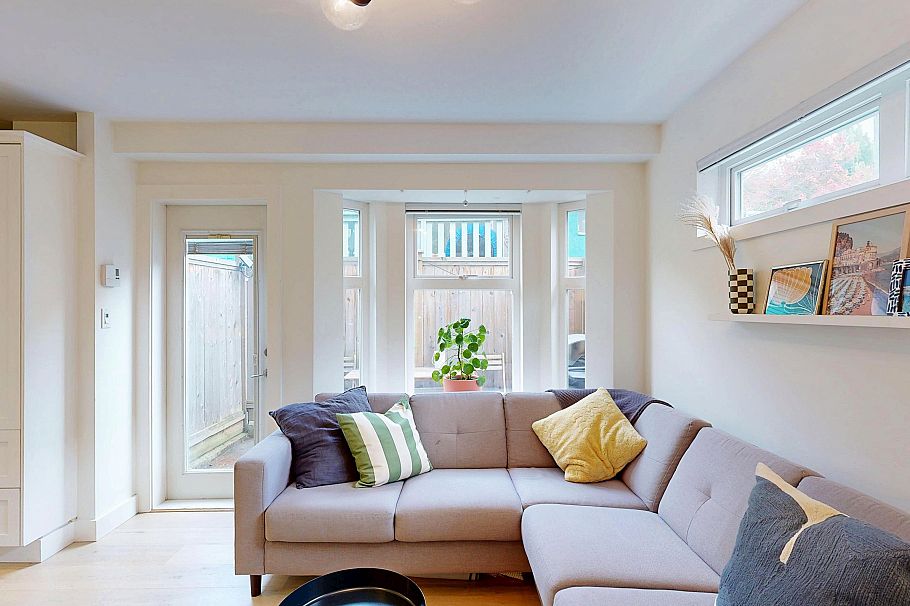 101 1672 E Pender Street Vancouver, BC - 1