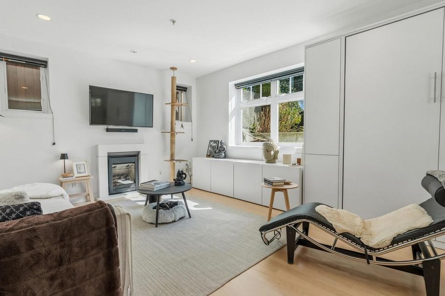 83 W 15th Avenue Vancouver, BC - 9