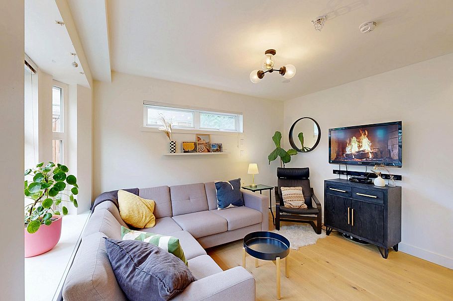 101 1672 E Pender Street Vancouver, BC - 5