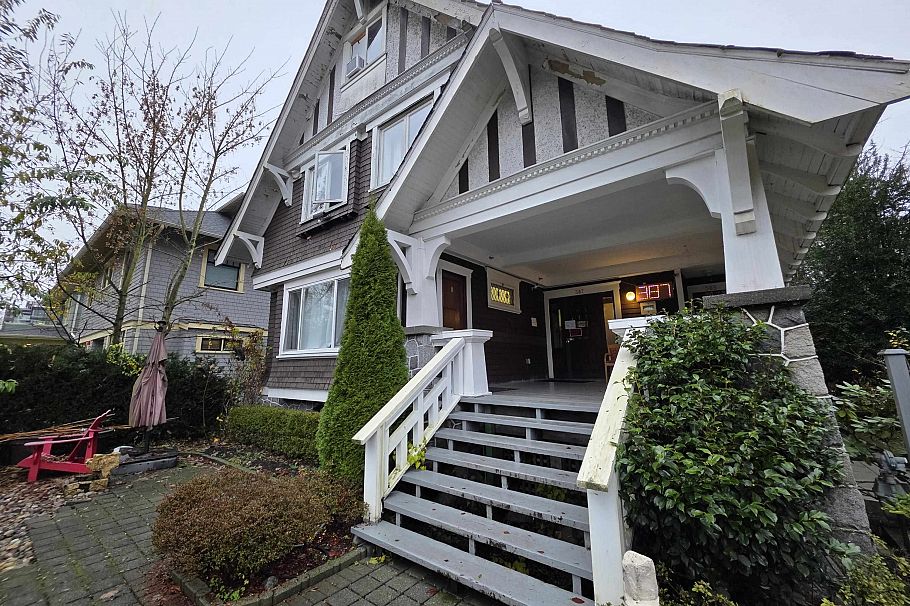 387 W 13th Avenue Vancouver, BC - 2