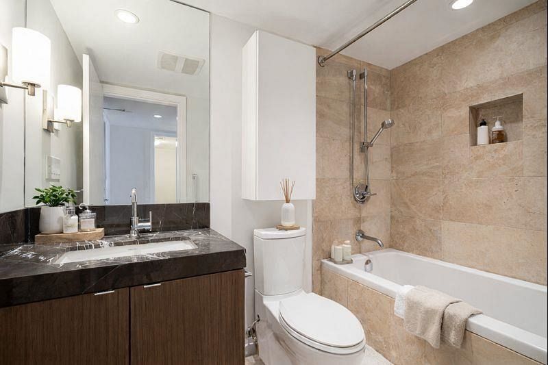 306 125 E 14th Street Vancouver, BC - 35