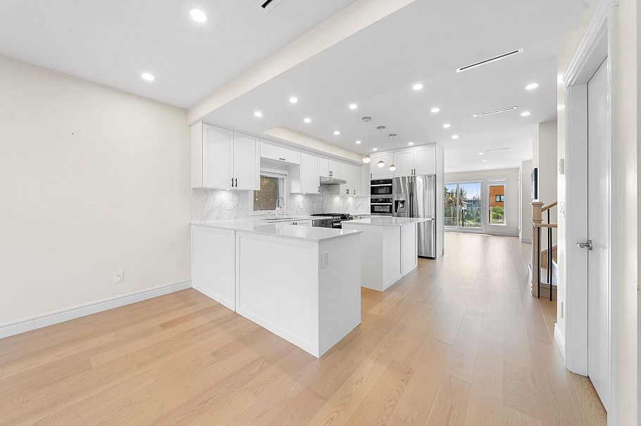 462 W 14th Street North Vancouver, BC - 14