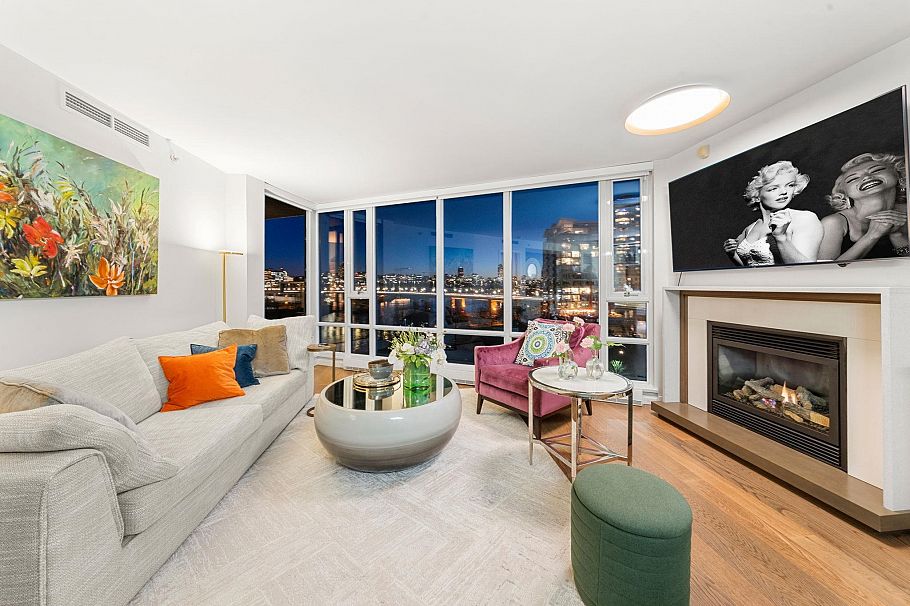 903 8 Smithe Mews Vancouver, BC - 2