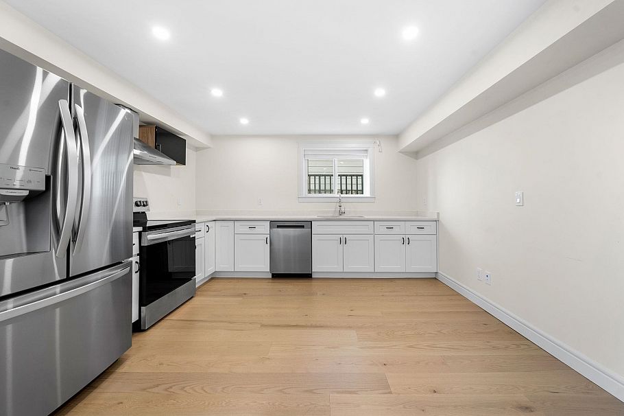 462 W 14th Street North Vancouver, BC - 35