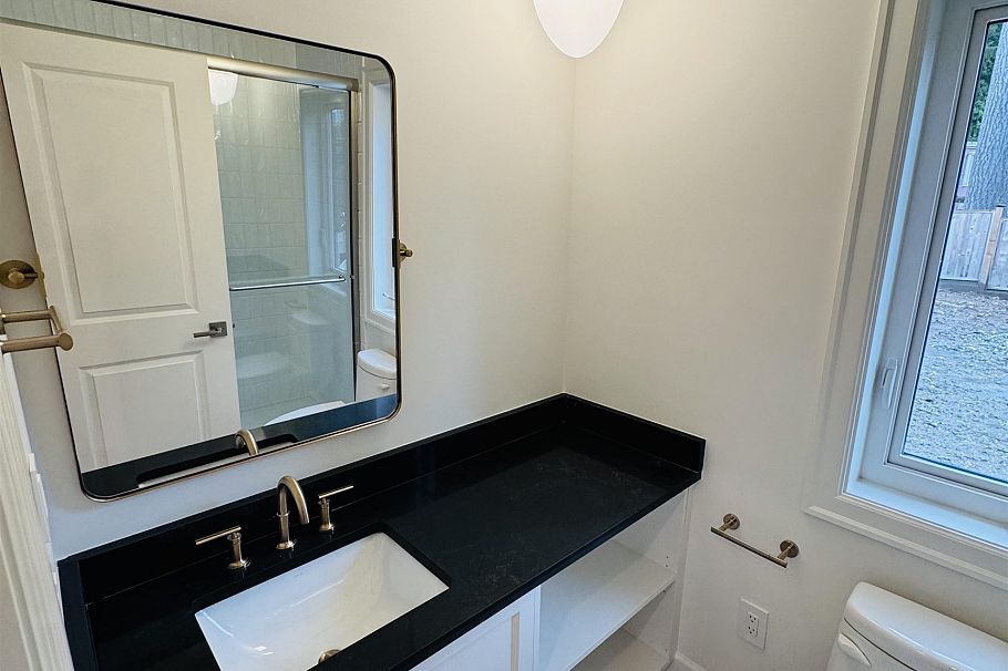 690 E Windsor Road North Vancouver, BC - 14